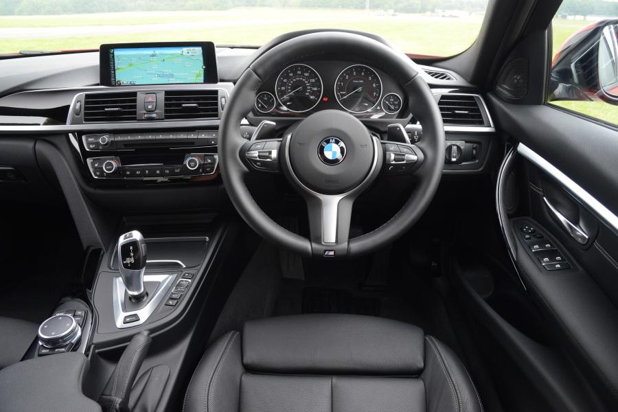 Торпедо BMW 330e M Sport 2016 года  (UK) (фото 6 из 7)